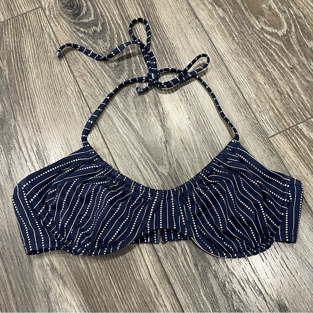 🌸 3/$30 Madewell blue and white patterned underwire  bikini top